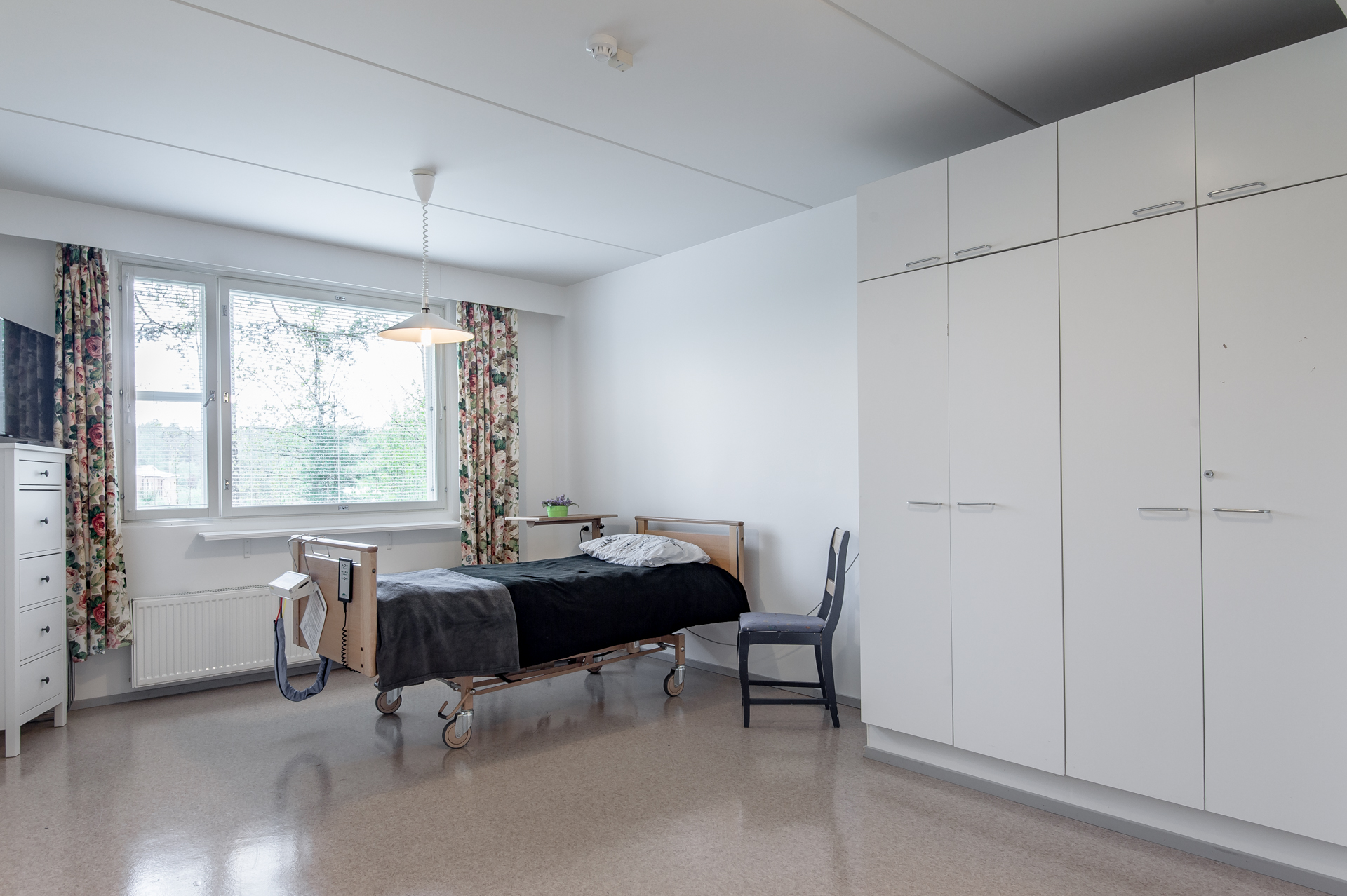 11Huone jossa on saenky ja vaatekaappeja ja ikkuna